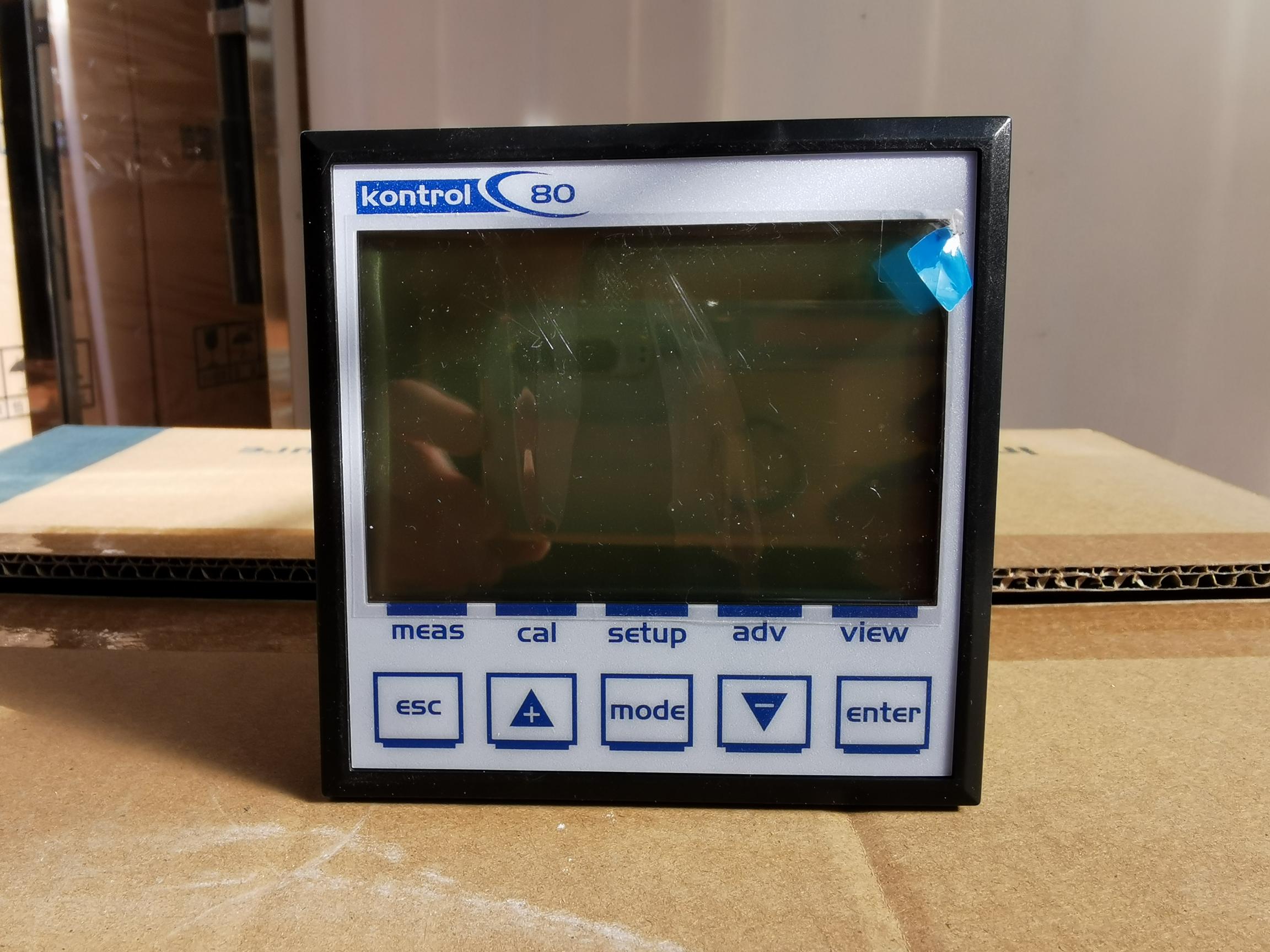 外形尺寸 96x96x42毫米，盤式安裝- 防護等級: IP65（前面板）,IP20（后蓋）- -10-150°C（溫度）- 精度: 0.1%- 2路繼電器: 250 VAC,5 A- 2路4-20 mA電流輸出，800OhmpH/ORP儀表量程: 0.00 - 14 pH; ± 2000 mV;-